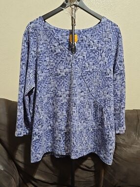 Ruby Rd. Blue & White Abstract Basketweave V-Neck Long Sleeve Top